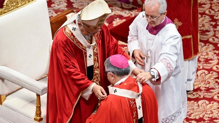 Papa Leão XIV durante a imposição do pálio 
