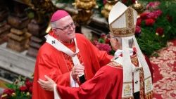 Papież nałożył paliusze 54 metropolitom, w tym trzem z Polski