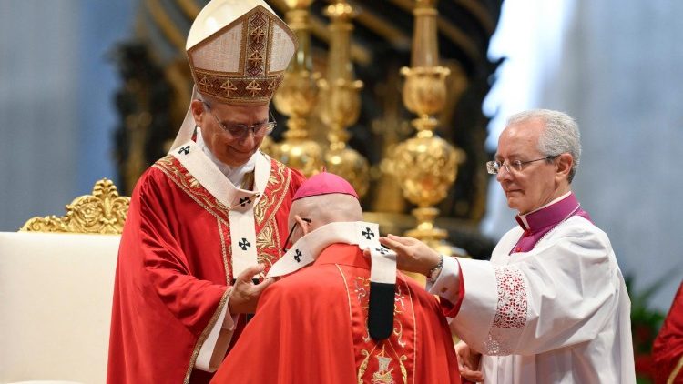 Léon XIV remet le pallium