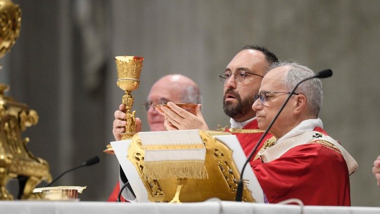 Leó pápa szentmisét mutat be