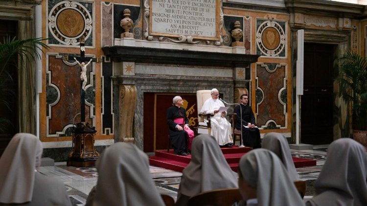 Папата с членовете на четири женски конгрегации