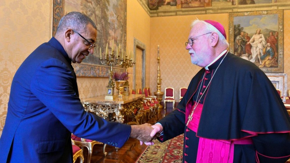 Прэзідэнт Дэмакратычнай Рэспублікі Сан-Тамэ і Прынсіпі Карласа Мануэля Віла Нова падчас сустрэчы з арцыбіскупам Полам Рычардам Галахерам у Дзяржсакратарыце