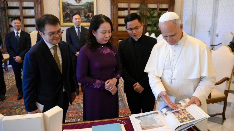 ĐTC L&ecirc;&ocirc; tiếp Ph&oacute; Chủ tịch nước Việt Nam