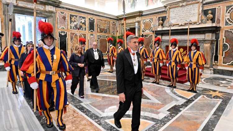 Svájci gárdisták és Őszentsége nemesei kísérik a politikust a pápához