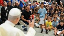 Rozhovor Lva XIV. s malými účastníky letní oratoře pro děti vatikánských zaměstnanců