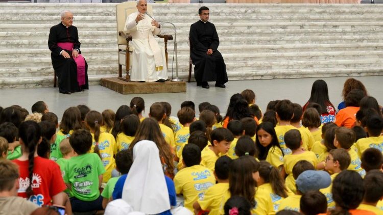 Papa Leoni XIV gjatë dialogut të tij me fëmijët e Qendrës Verore të Vatikanit, në sallën Pali VI