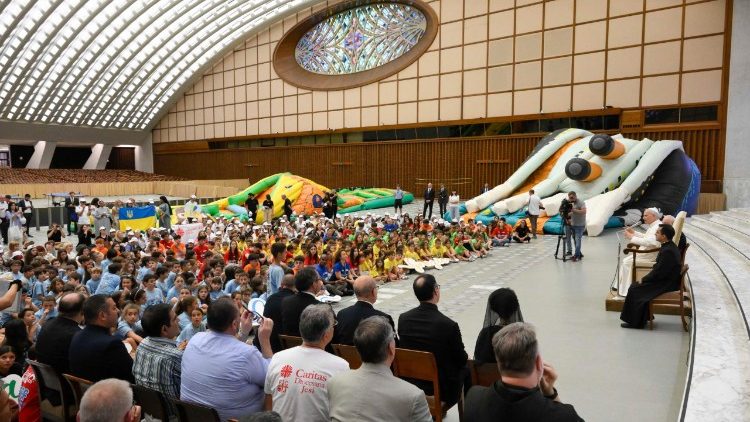 A vatikáni nyári tábor résztvevői Leó pápát hallgatják