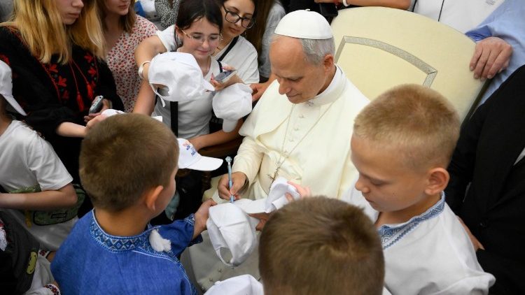 Papież podpisywał gadżety 