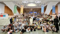 Papež s účastníky vatikánského letního tábora a s ukrajinskými dětmi