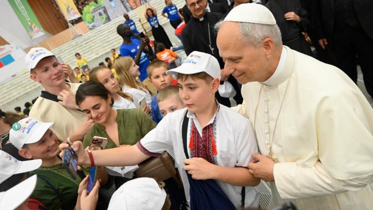  Selfie de un niño ucraniano con el Papa León XIV
