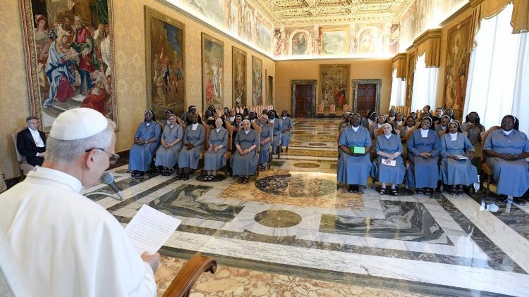 "Medtem ko se nadaljuje postopek za kanonizacijo vaše ustanoviteljice, se nadaljuje tudi vaša pot svetosti!"