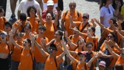 Mladí lidé na Svatopetrském náměstí v neděli 6. července