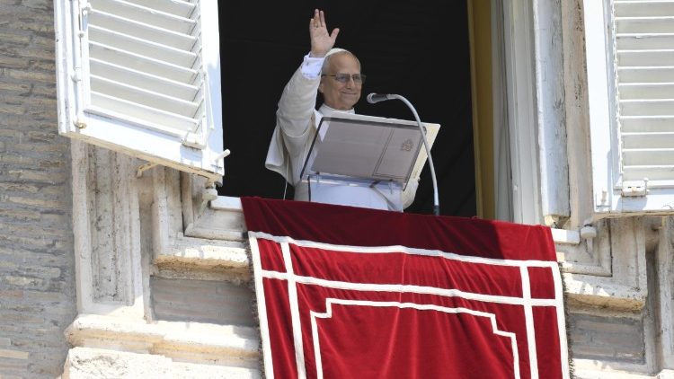 Il Papa guida la recita dell'Angelus