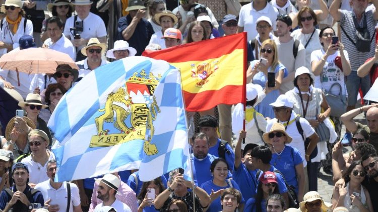 Fedeli e bandiere in Piazza San Pietro