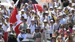 வத்திக்கான் வளாகத்தில்  கூடியிருந்த மக்கள் 