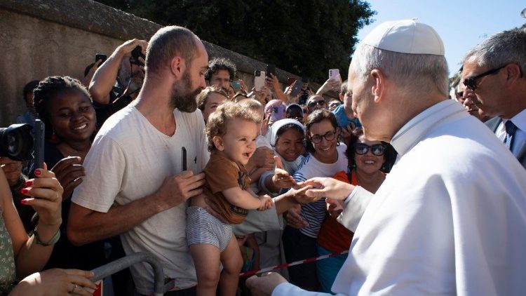 Papež zdraví věřící, kteří jej přišli přivítat