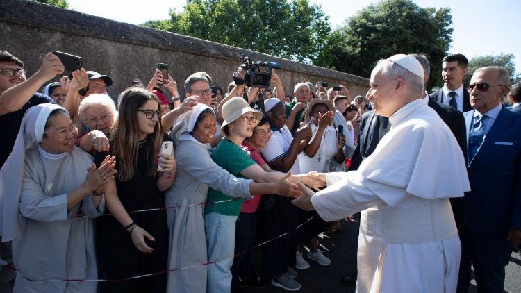 Papež zdraví věřící, kteří jej přišli přivítat