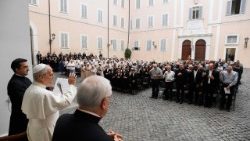 Đức Thánh Cha Lêô tiếp các tu sĩ tham dự các tổng tu nghị của dòng