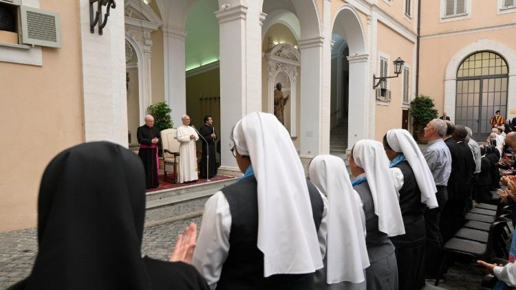 Audience na nádvoří Apoštolského paláce v Castel Gandolfu 