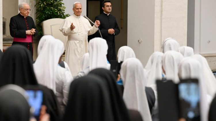 L'udienza di Papa Leone XIV ai partecipanti a vari Capitoli generali nel cortile del Palazzo Apostolico di Castel Gandolfo