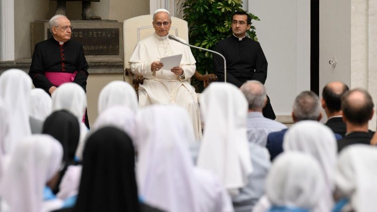 Papež hovoří k řeholnicím a misionářům na nádvoří Apoštolského paláce v Castel Gandolfu