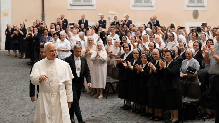 教皇レオ14世、8つの修道会の総会参加者と　2025年7月12日　カステルガンドルフォ・教皇宮殿中庭