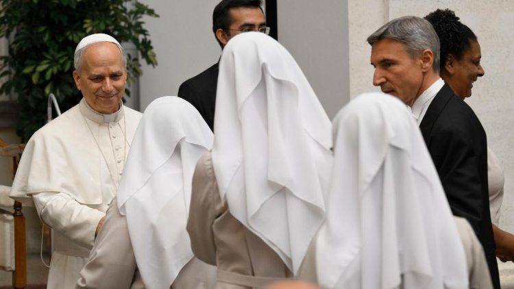 Leon XIV podczas spotkania w Castel Gandolfo