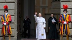 Leó pápa üdvözli a híveket a nyári rezidencia előtt