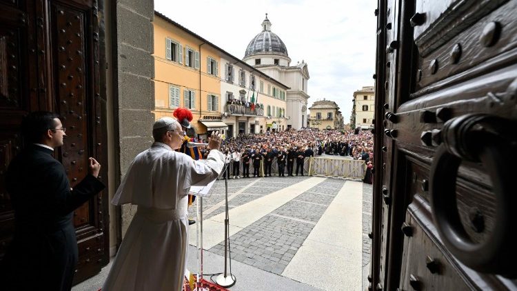 El Papa León XIV durante el rezo del Ángelus desde la Plaza de la Libertad de Castel Gandolfo.