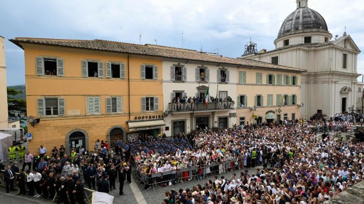 La folla di fedeli presenti all'Angelus