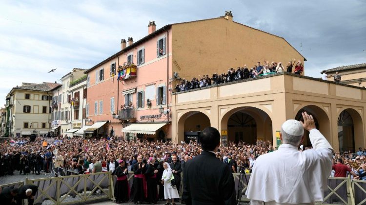 Papež při modlitbě Anděl Páně v Castel Gandolfu 
