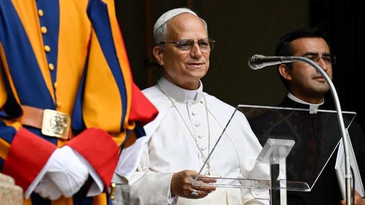 Papež Leon XIV. je vodil opoldansko molitev Angel Gospodov na 15. nedeljo med letom na trgu pred vhodom v apostolsko palačo v Castel Gandolfu.