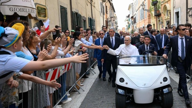 विश्वासियों का अभिवादन करते हुए संत पापा लियो