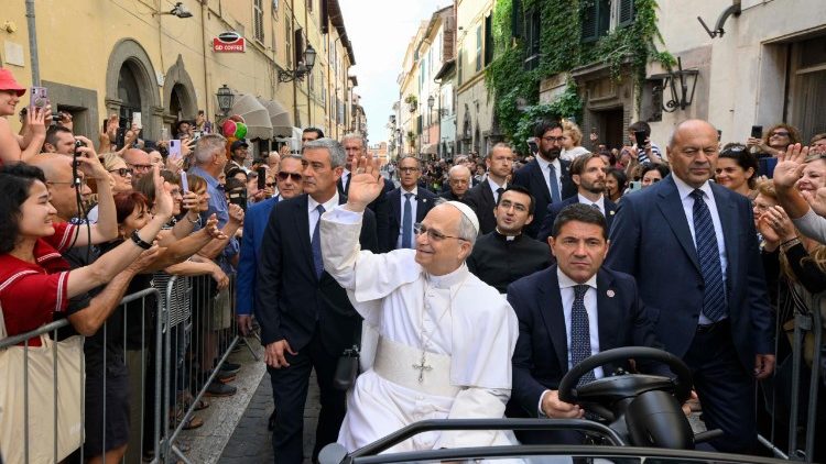 संत पापा लियो 14वें को ले जा रहा एक खुला वाहन कॉर्सो डेला रिपब्लिका से गुज़रा