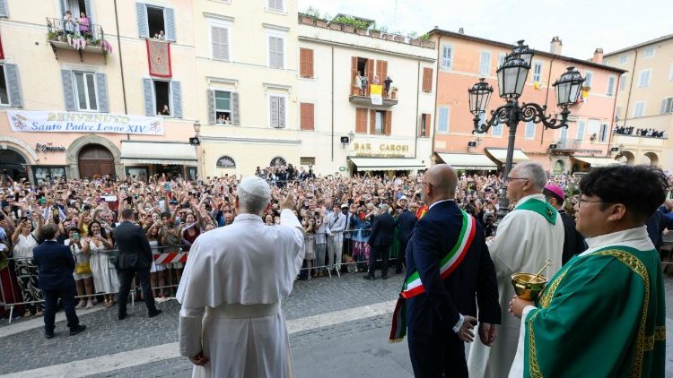 संत पापा लियो विश्वासियों का अभिवादन करते हुए
