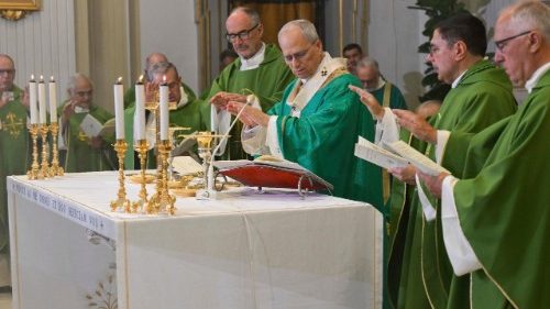 Papež Leon XIV.: Lahko vidimo in gremo mimo, lahko pa vidimo in se usmilimo