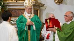 Ks. Tadeusz Rozmus z kielichem, który chwilę wcześniej podarował Papież Leon XIV