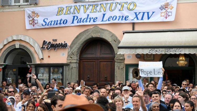 Wierni zgromadzeni na Mszę św. i modlitwę z Leonem XIV w Castel Gandolfo