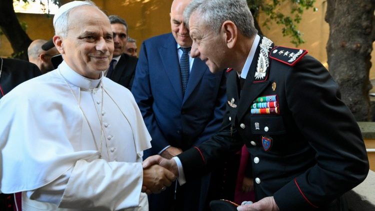 Die Begrüßung vor dem Eingang der Carabinieri-Station in Castel Gandolfo