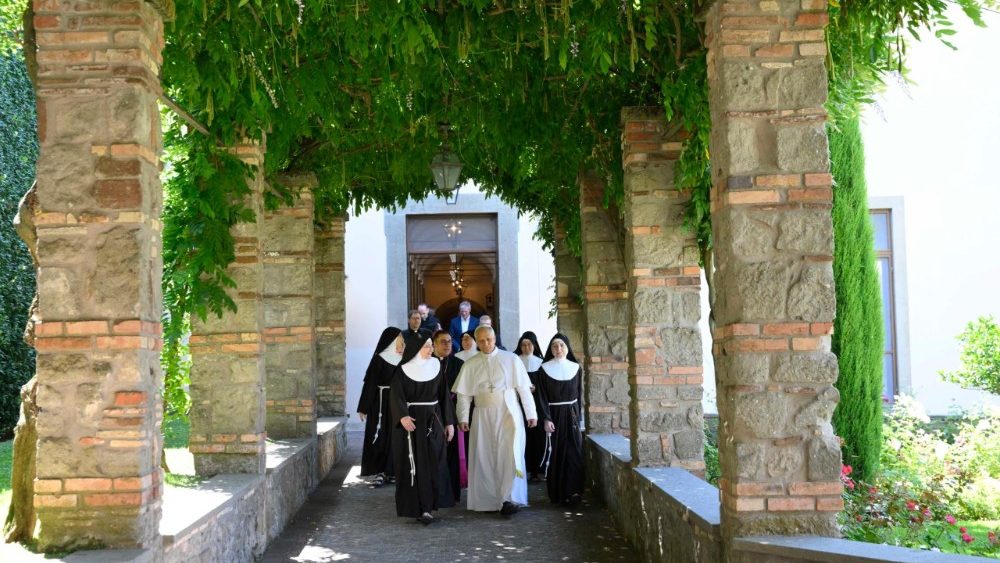 Visita de León XIV al Monasterio de las Clarisas en Albano.