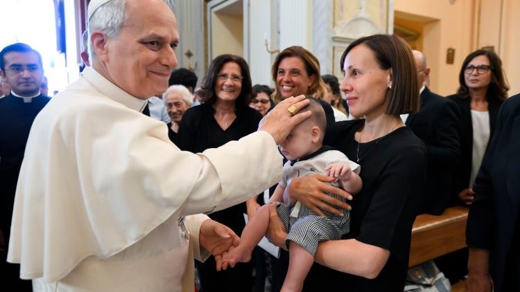 Il Papa si ferma a benedire un bambino in cattedrale