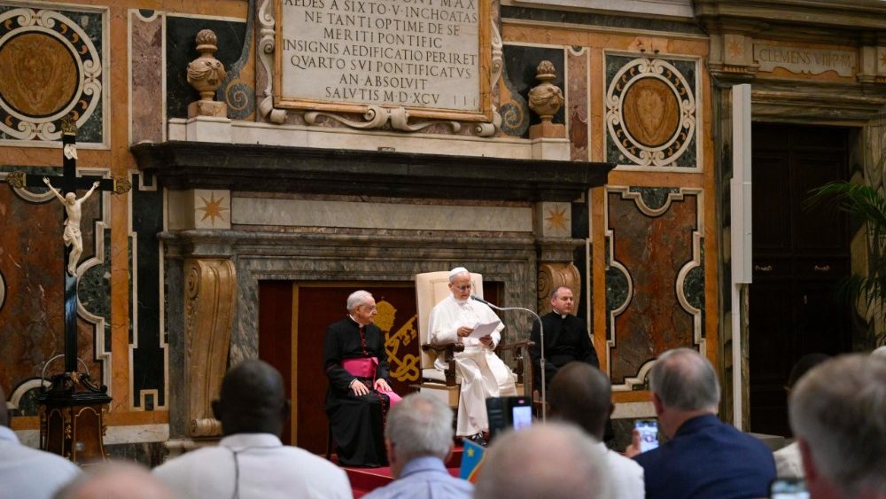 Papa se obraća prisutnima