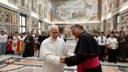 பெரு நாட்டு இளைஞர்களுடனான சந்திப்பின்போது திருத்தந்தை பதினான்காம் லியோ. 