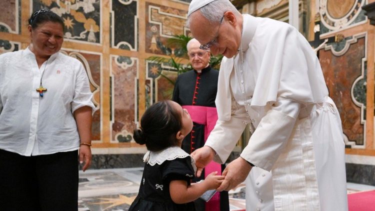 पेरू की एक बच्ची के साथ संत पापा लियो 14वें
