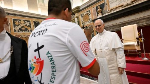 El Papa saluda a los jóvenes peruanos participantes en el Jubileo de los Jóvenes, este lunes 28 de julio de 2025.