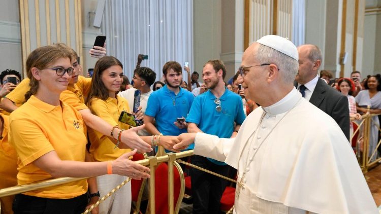 Papież z francuskimi neofitami i katechumenami