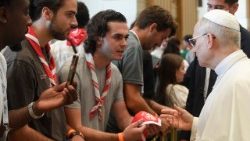 Leon XIV podczas spotkania z francuskimi neofitami i katechumenami