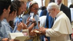 ലിയൊ പതിനാലാമൻ പാപ്പാ, പുതുക്രിസ്ത്യാനികളും മാമ്മോദീസാ സ്വീകരിക്കുന്നതിന് ഒരുങ്ങന്നവരും അടങ്ങിയ ഫ്രഞ്ചുകാരായയുവതീയുവാക്കളുമൊത്ത് വത്തിക്കാനിൽ, 29/07/25
