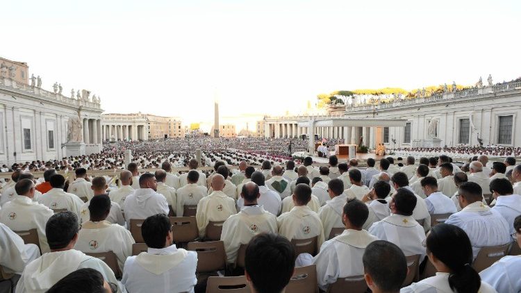 TGM Fisichella chủ sự Thánh lễ chào đón các bạn trẻ, chính thức khai mạc Ngày Năm Thánh Giới trẻ