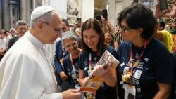 Леў XIV падчас сустрэчы з каталіцкімі інфлюэнсерамі і лічбавымі місіянерамі